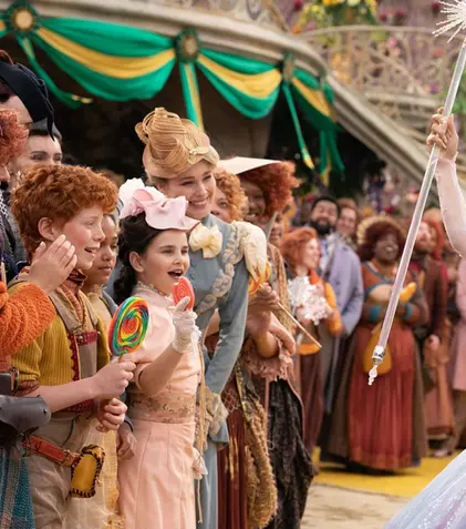 „Vrăjitoarele: Partea a II-a” ajunge pe SkyShowtime. Ariana Grande și Cynthia Erivo revin în povestea magică din Oz