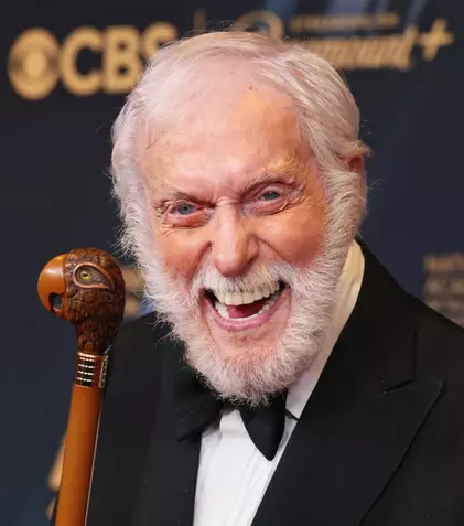Dick Van Dyke, apariție rară la 100 de ani. Legendarul actor, surprins alături de soția sa, Arlene Silver