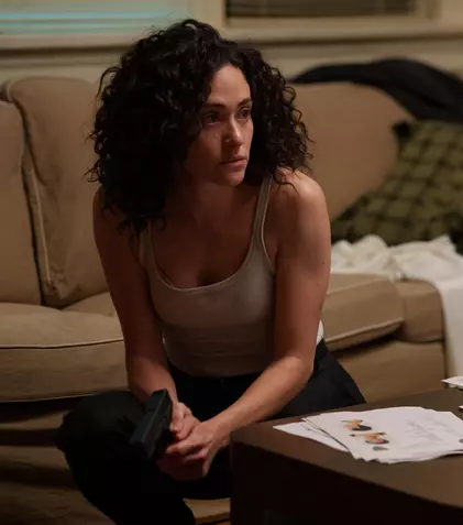 Care-i buna și care-i reaua? Emmy Rossum revine spectaculos pe Disney+ în thrillerul psihologic „Furie și seducție”