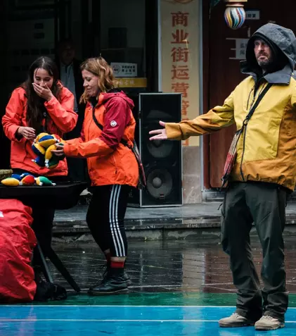 Primele imagini cu Cheloo la Asia Express 2026! Cum a fost surprins artistul în aventurile de pe Drumul Mătăsii