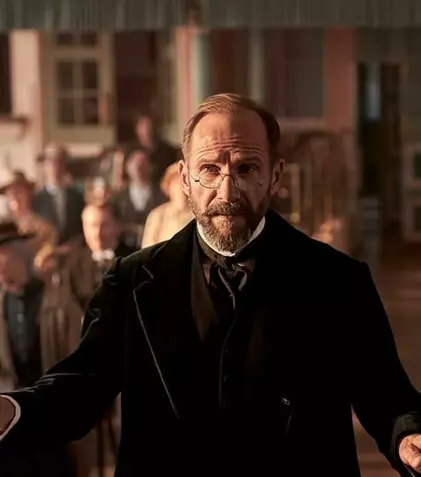 Ralph Fiennes joacă în „Corul”, pe HBO Max. Totul despre drama britanică inspirată de Primul Război Mondial