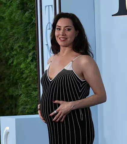 Aubrey Plaza a devenit mamă pentru prima dată, la 42 de ani. Actrița a fost surprinsă cu bebelușul în brațe la New York