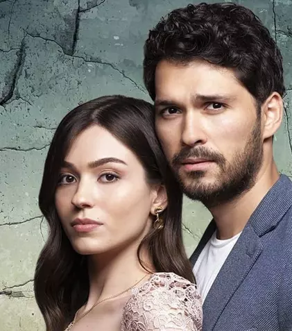 „Inimi sfărâmate” începe la Acasă. Cine sunt Meltem Akçöl și Erdem Yılmaz, protagoniștii noului serial turcesc