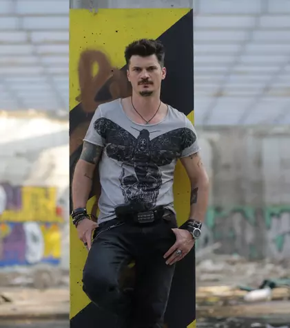 Emilian Oprea, de la „băiatul rău” al cinematografiei la mire părăsit la altar: „E mai bine să nu am multe în comun cu rolul”