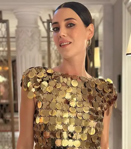 Cansu Dere, în negocieri pentru „Mavi Orkide”, noul serial Medyapım pentru NOW. Ar fi primul ei proiect TV după patru ani