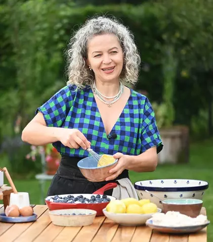 Prăjiturela revine la TV Paprika cu o nouă emisiune. Când începe „Grătarul fermierului”