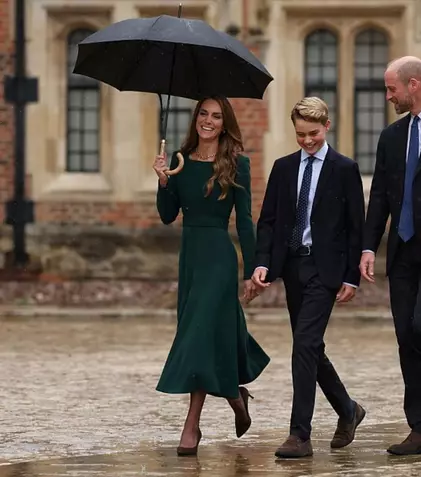 Prințul George a început școala la Eton. Prințul William și Kate Middleton l-au însoțit în prima zi, la 31 de ani după ce William a trecut prin același moment