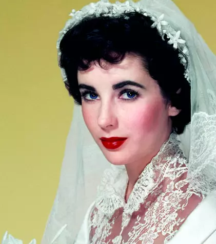 Rochiile de mireasă ale lui Elizabeth Taylor, scoase la licitaţie