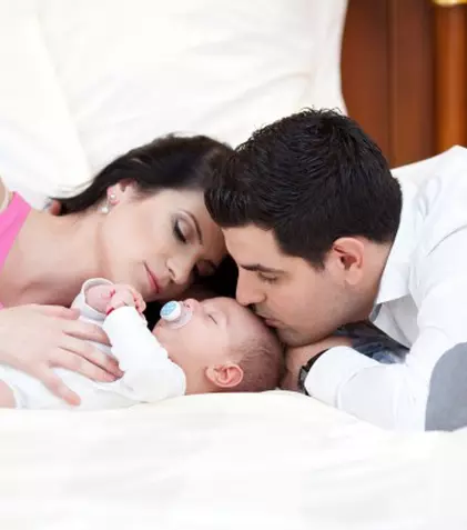 FOTO| Ellie White, prima şedinţă foto cu bebeluşul ei