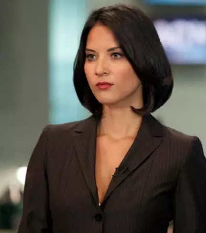 Olivia Munn face pe diva la filmările serialului „Redacţia”