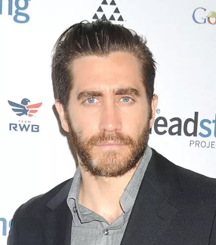 Jake Gyllenhaal face tâmplărie şi găteşte în timpul liber