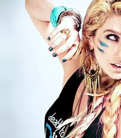 Ke$ha încearcă să scape de dependenţa de alcool