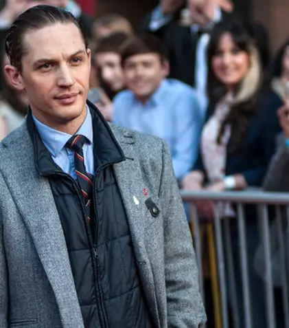Tom Hardy poartă hainele lui Elton John
