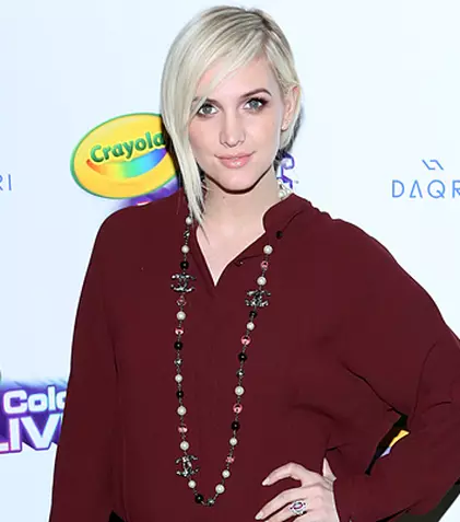 Ashlee Simpson va naște o fetiță