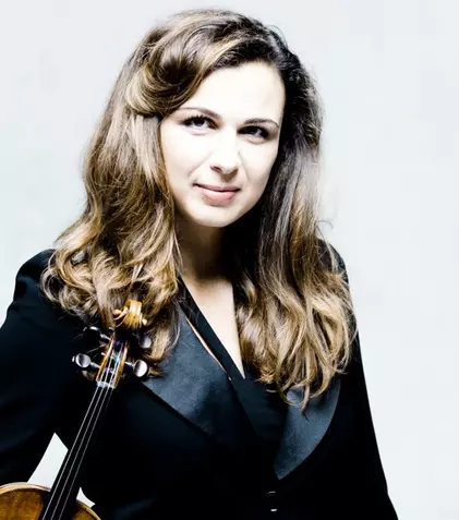 „Adevărata” violonistă din „Concertul”: Sarah Nemţanu cântă la Sala Radio
