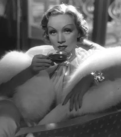 Marlene Dietrich - cuceritoarea cu inima de gheață. Iubită de o lume întreagă, detestată de propria fiică. O carieră curmată de alcool și excese