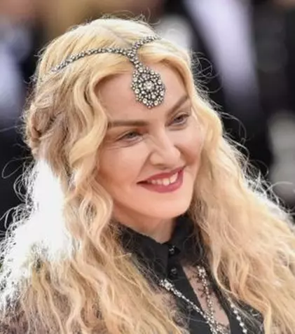 Madonna a mai adoptat două fete. Iată primele imagini cu gemenele originare din Africa