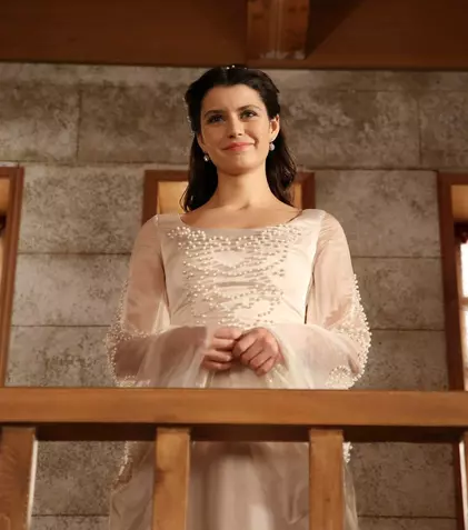 Beren Saat explică de ce nu mai acceptă roluri în seriale. Ce se ocupă acum celebra acriță