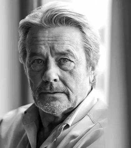 Alain Delon își va încheia cariera cu o poveste de dragoste. Îi va fi parteneră Juliette Binoche