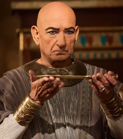 Ben Kingsley vine astăzi la Filmcafe, în miniseria „Tânărul faraon”
