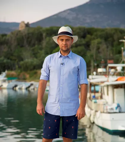 Cosmin Seleși are noi obiceiuri culinare de când filmează în Grecia, pentru noul show al Antenei 1, „Aventură cu 4 stele”