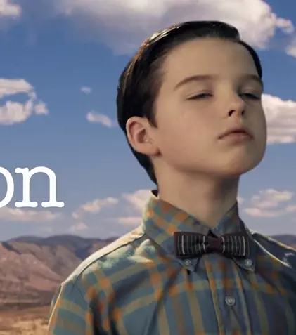 Jim Parsons și Mayim Bialik, în episodul final din „Tânărul Sheldon”. Primele imagini, dată de difuzare