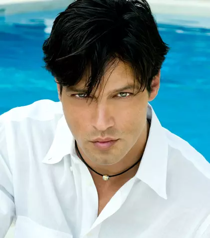 Starul italian Gabriel Garko, din serialul „Onoare și respect”, prezintă Cerbul de Aur
