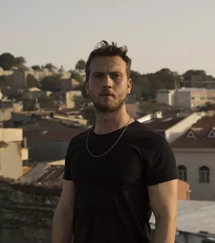Ce face vara aceasta Aras Bulut Iynemli, protagonistul din „Legea familiei”?