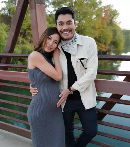 Henry Golding, actorul din „Crazy Rich Asians”, și soția sa așteaptă primul lor copil