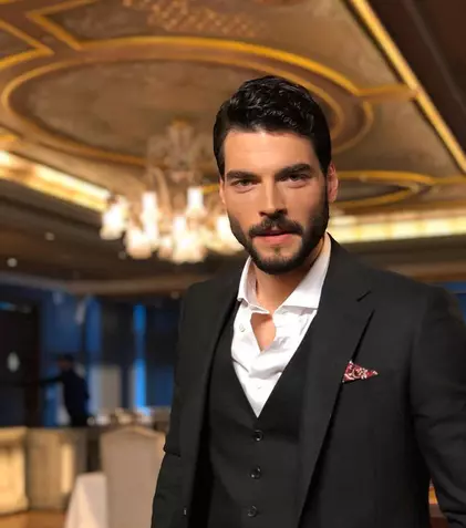 Akin Akinözü, adică Miran din serialul „Hercai”, nu intenționa să fie actor. Ce își dorea să facă