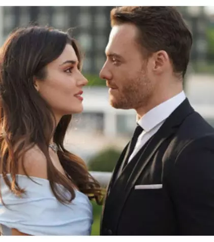 Kerem Bürsin și Hande Erçel au vorbit de iubirea lor! Când revine la turci serialul în care joacă, „Sen Çal Kapimi”