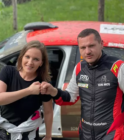 De la pupitrul știrilor, la raliu! Cum a ajuns Ioana Maria Moldovan să fie copilot în Raliul Moldovei: „Greu de explicat în cuvinte ce simți”