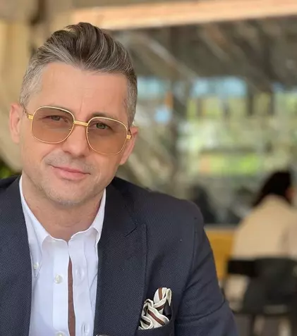Probleme fără sfârșit pentru liderul trupei Akcent! Adrian Sînă, chemat în instanță de o profesoară. Ce acuzații îi sunt aduse