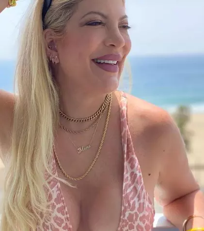 La indigo! Tori Spelling și coafeza ei seamănă atât de bine, încât fanii le-au confundat