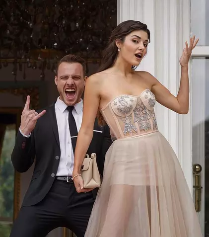 Hande Erçel și Kerem Bürsin, adevărul din spatele despărțirii. Topul cuplurilor de aur din Turcia care s-au iubit la filmări, dar și-au spus „Adio”