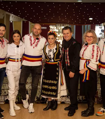 Larisa, Edy, Theo Rose, Liviu, Andrei și Tania Popa la „Poftiţi pe la noi: Poftiţi prin ţară!” (Antena 1)