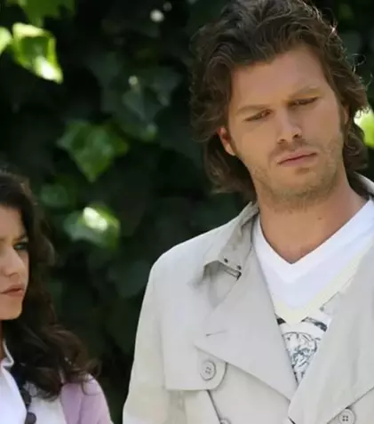Actorii turci Kıvanç Tatlıtuğ și Beren Saat, din „Iubire ascunsă”, joacă din nou împreună după 12 ani