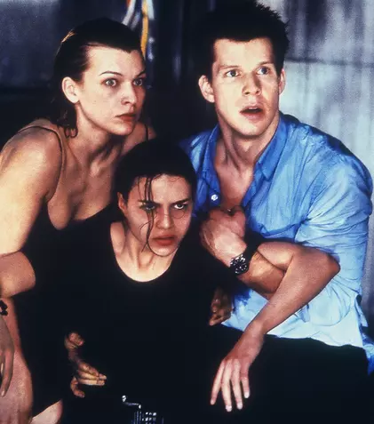 Filme la TV azi, 22 septembrie: „Resident Evil: Experiment fatal”, „Omul din întuneric”, „Idilă de noiembrie”