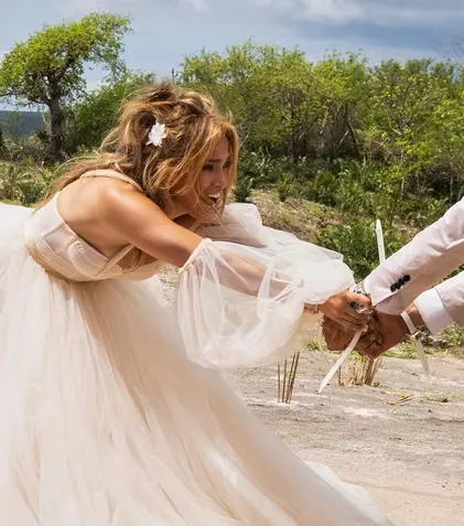De ce a purtat Jennifer Lopez 28 de rochii de mireasă în „Shotgun Wedding”. Când va fi lansat filmul pe Amazon Prime Video