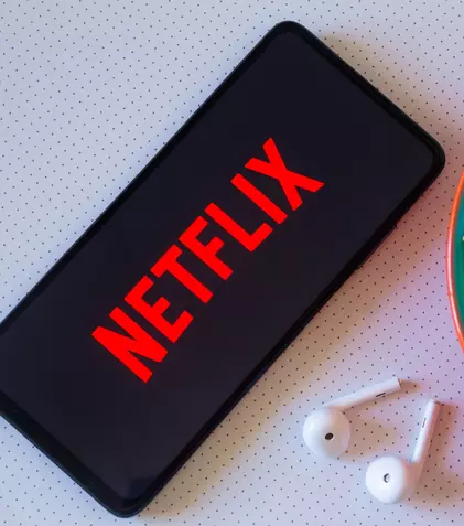 Netflix cu reclame. Schimbarea majoră impusă de platforma de streaming. Ce se întâmplă cu cele mai populare filme și seriale