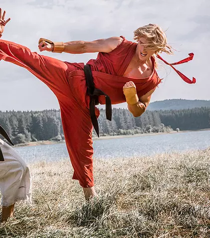 Filme la TV azi, 20 martie: „Pumnul asasinului”, „Crusoe”, „Un cuplu mortal”, „Vânătorul de recompense 2049”