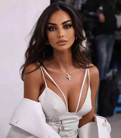 Mădălina Ghenea a dansat pe mese și a făcut spectacol. Fanii au criticat-o dur: „Ești ahtiată după atenție”