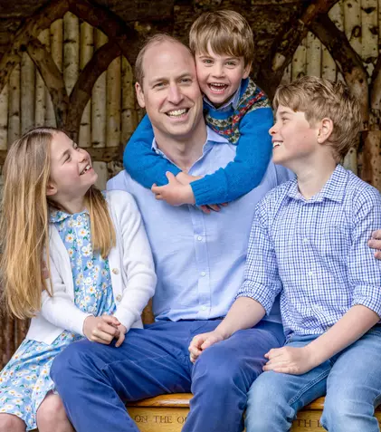Kate Middleton a făcut publice noi imagini adorabile cu William și cei trei copii, de Ziua Tatălui: „Te iubim!”
