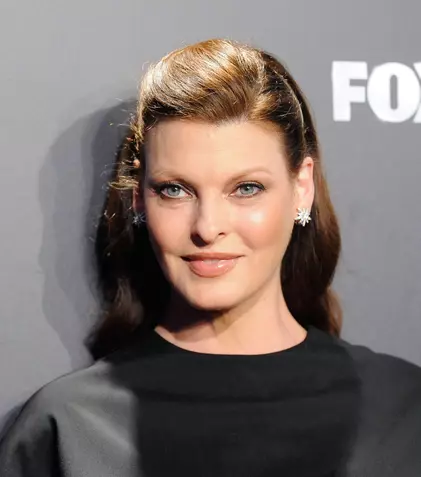 Linda Evangelista, prima apariție publică după 9 ani de tăcere. Fotomodelul a fost victima unei proceduri cosmetice nereușite