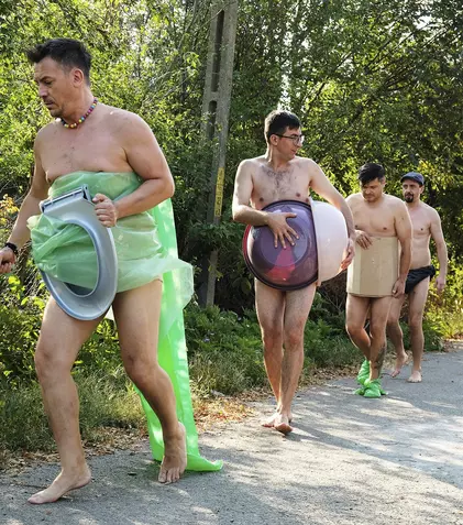 Imagini de la filmările „Bravo, tată!”. Liviu Vârciu, Răzvan Fodor, Cosmin Natanticu şi Ştefan Pavel, desculţi şi dezbrăcaţi, într-un sat