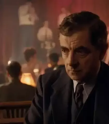 „Maigret” intră în grila BBC First. Când e premiera miniseriei britanice, cu Rowan Atkinson în rol principal
