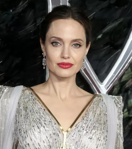 Angelina Jolie, în lumina reflectoarelor la Premiile Oscar 2024, deși actrița nu a fost prezentă. Cum s-a remarcat printre criticii de modă
