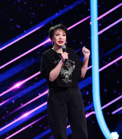 Ela Voineag revine pe scena iUmor 2024, în calitate de invitat special. „Este una dintre femeile care scriu bine în țara asta!”