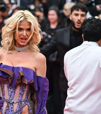 Victoria Silvstedt, apariție controversată pe covorul roșu de la Cannes. Fostul iepuraș Playboy, la un pas de a rămâne fără haine
