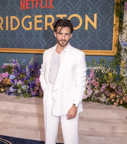 Cine este Jonathan Bailey, starul din „Bridgerton”. Meseria surprinzătoare pe care ar fi ales-o dacă nu dădea lovitura la Hollywood